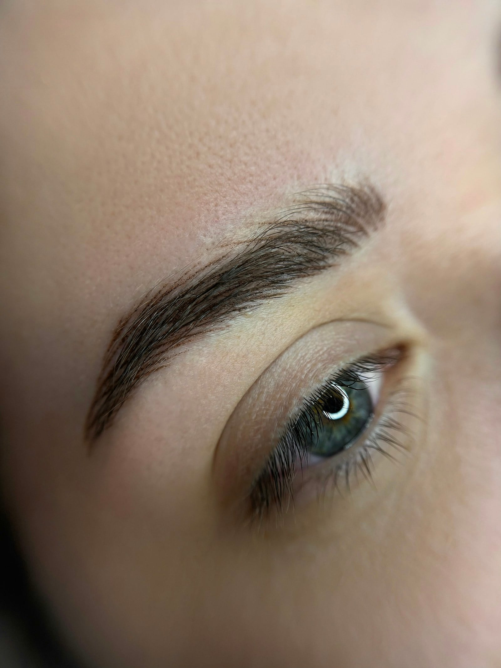 Sopracciglia definite con microblading