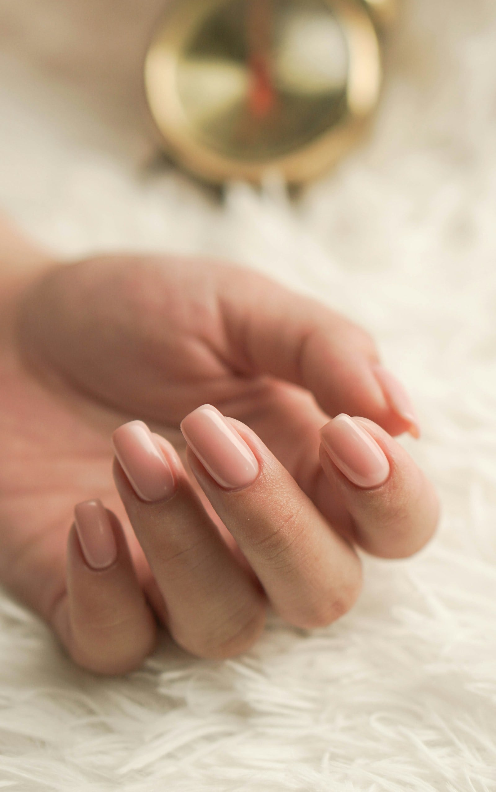 Mani curate con smalto pastello